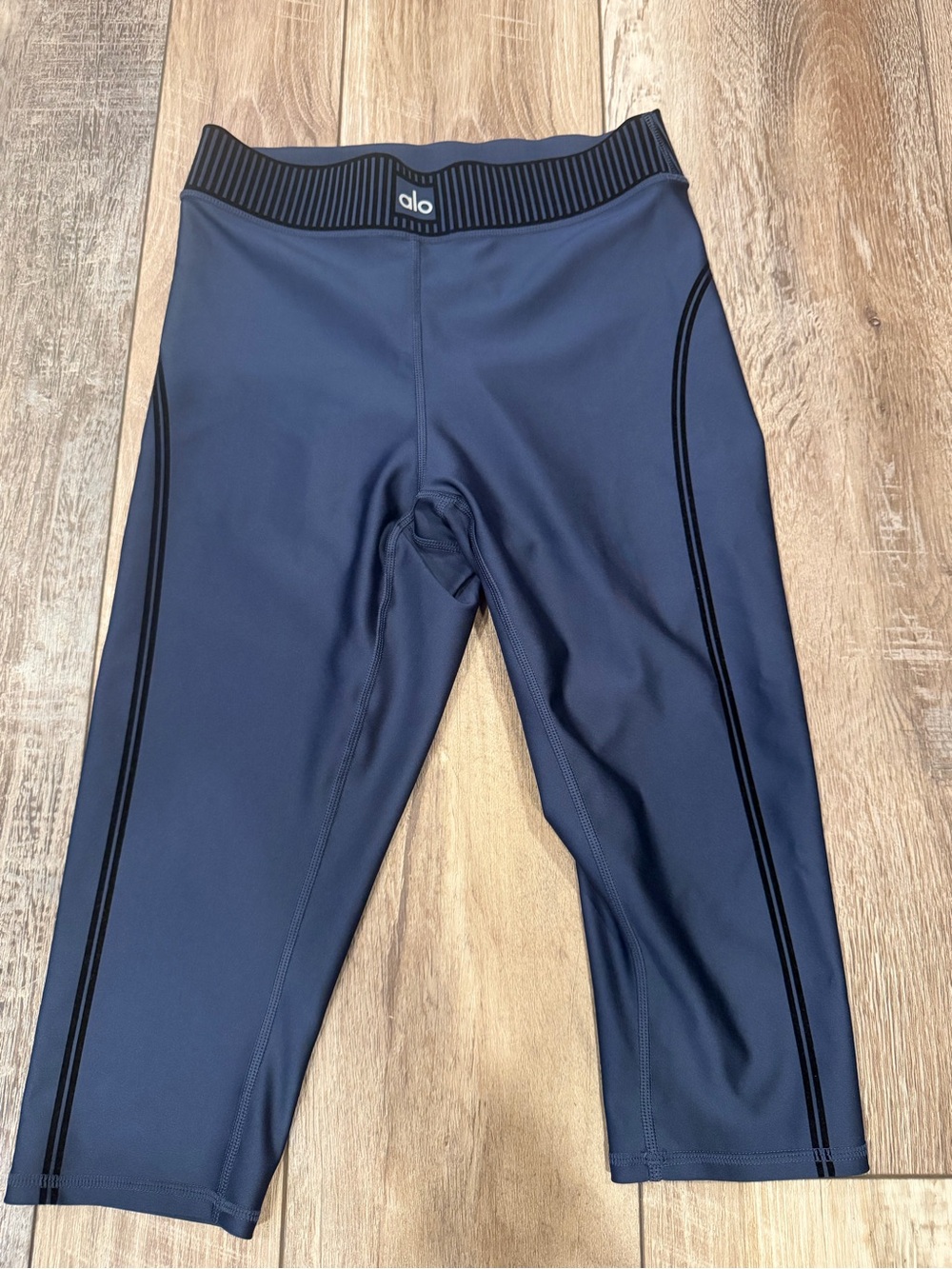 ALO Airlift High-Waist Line Up Capri in Navy Size S - Picture 7 of 13